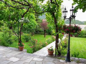 un jardín con una lámpara y flores en Le Clos du Verger, en La Motte-du-Caire