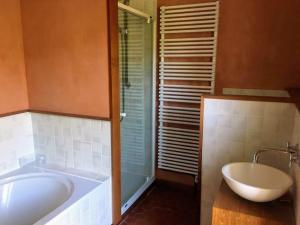 ein Badezimmer mit einer Badewanne, einem Waschbecken und einer Badewanne in der Unterkunft Le Clos du Verger in La Motte-du-Caire