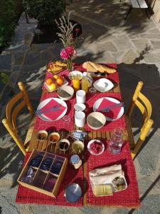 einen Picknicktisch mit Essen darüber in der Unterkunft Le Clos du Verger in La Motte-du-Caire