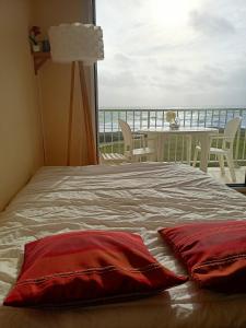 - une chambre avec un lit et une vue sur l'océan dans l'établissement Appartement d'une chambre a Guidel a 100 m de la plage avec vue sur la mer piscine partagee et balcon amenage, à Guidel