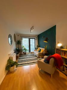 sala de estar con sofás y alfombra en Cosy Modern Apartment in Portobello, en Dublín