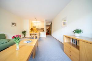 a living room with a couch and a table at PL 202 Lichtdurchflutete Wohnung mit grossem Balkon Richtung Scuol in Vulpera