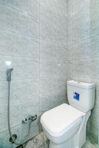 ein Bad mit einem WC und einer Dusche in der Unterkunft Qız Qalası 2 room Sweet Home in Baku