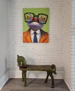 uma pintura de um sapo de óculos e um banco em MOMA Your Historic Stay em Springfield