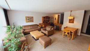 sala de estar con sofá y mesa en PL 204 Geraeumige 3,5-Zimmer-Wohnung im Haus Plavna mit grossem Balkon, en Vulpera