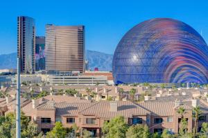 un grand bâtiment en dôme dans une ville avec des bâtiments dans l'établissement Modern Oasis Steps Away from the Las Vegas Strip, à Las Vegas