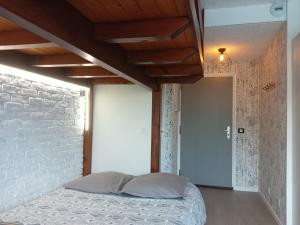 Un pat sau paturi într-o cameră la La Marjolaine