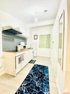 a kitchen with a counter and a kitchen rug at One Bed Studio with Free private Car Park in London in London