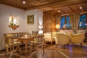 a living room with a couch and a table and chairs at Alpines Lifestyle Hotel Tannenhof in Sankt Johann im Pongau