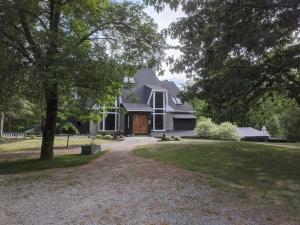 a house with a large yard with a driveway at Villa Nao in Roxton Falls