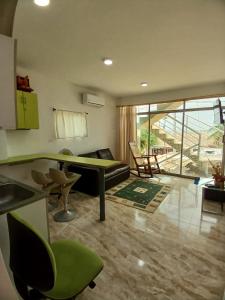 un soggiorno con tavolo da ping pong e sedie. di Casa Sol Naciente a Cartagena de Indias