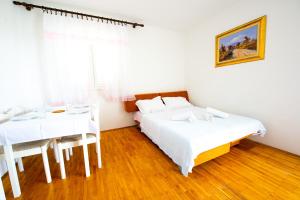 Ένα ή περισσότερα κρεβάτια σε δωμάτιο στο Garden Resort - Apartments Lavanda +26 φωτογραφίες