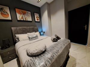 a bedroom with a bed with a comforter on it at Le Penseur - Gare TGV/Plage 3mn in Tangier