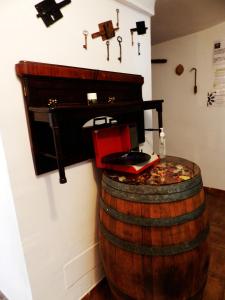 una habitación con un barril de vino y un piano en Casa Triana en Cuevas del Campo