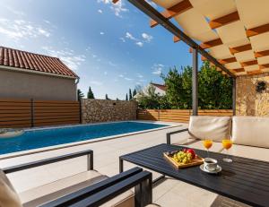 Bazén v ubytovaní Dalmor holiday house alebo v jeho blízkosti