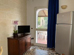 SavaにあるCasette Masseria La Camardiaのキッチン(冷蔵庫付)、窓が備わります。