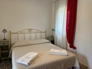 SavaにあるCasette Masseria La Camardiaのベッドルーム1室(ベッド1台、タオル2枚付)