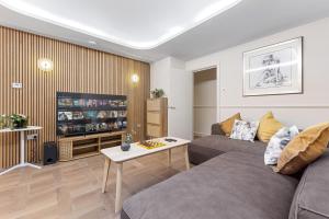 a living room with two couches and a tv at Tranquil 2 bedroom Apartment Close to St. Paul's Cathedral in London