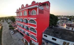 a red building with windows on top of buildings at Hotel JL in Tierra Blanca