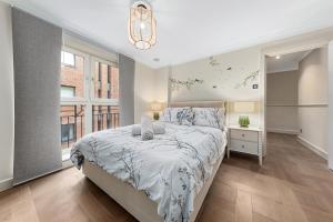 a bedroom with a bed and a large window at Tranquil 2 bedroom Apartment Close to St. Paul's Cathedral in London