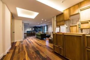 a hallway with a living room and a waiting room at INFINITVM in Sigüenza