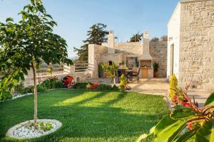 a garden with a tree in the middle of a yard at Villa Stone Diamond in Sívas