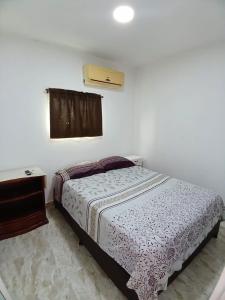 ein Schlafzimmer mit einem Bett und einer Kommode darin in der Unterkunft Casa Sol Naciente in Cartagena de Indias
