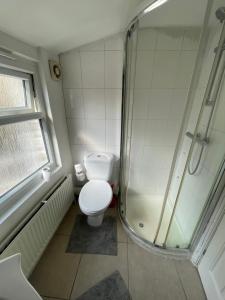 ロンドンにあるPrivate Double Roomの小さなバスルーム(トイレ、シャワー付)
