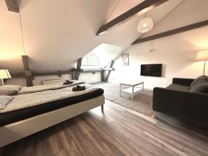 een slaapkamer met een bed, een bank en een tv bij Svea Kollektiv in Göteborg