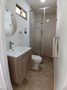 y baño con aseo, lavabo y ducha. en Casa Sol Naciente en Cartagena de Indias