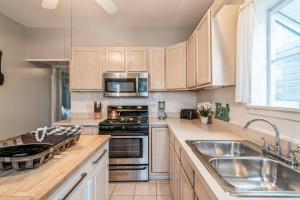 Fotografie z fotogalerie ubytování Pearly Gates l 3 Bed l Sleeps 5 l w 2-Car Garage v destinaci Forest Park