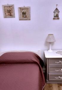 a bedroom with a bed and a table with a lamp at La Civetta appartamento con giardino e parcheggio in Nave