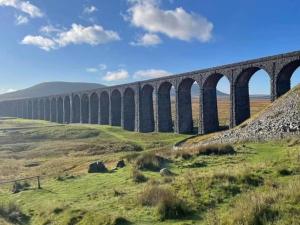 a viaduct in the middle of a field at Blossom Tree Cottage in Barnoldswick