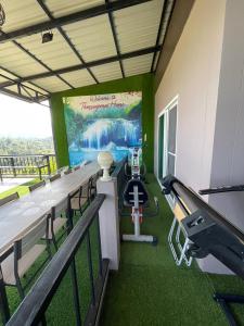 Bazén v ubytování Elevated Serenity Lodge in Khao Kho nebo v jeho okolí