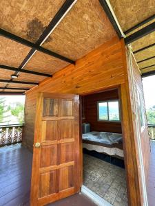 Postel nebo postele na pokoji v ubytování Elevated Serenity Lodge in Khao Kho