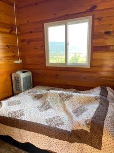 Postel nebo postele na pokoji v ubytování Elevated Serenity Lodge in Khao Kho