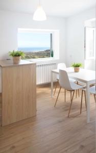cocina y comedor con mesa y sillas en AG Casa Anema 10 huéspedes a 2km de la playa Razo, en A Coruña