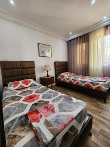 sypialnia z 2 łóżkami i oknem w obiekcie Appartement S+2 à lac 1 à côté hôtel Movempick w mieście Tunis