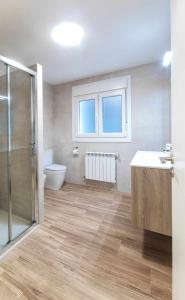 a bathroom with a toilet and a sink and a shower at AG Casa Anema 10 huéspedes a 2km de la playa Razo in A Coruña
