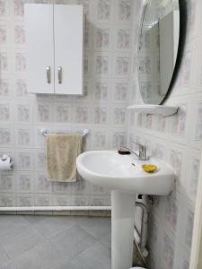 uma casa de banho com um lavatório branco e um espelho. em Appartement S+2 à lac 1 à côté hôtel Movempick em Tunes