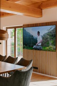 TV a/nebo společenská místnost v ubytování MASØN Jakubovice - luxusní chata s privátní vířivkou