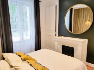Ліжко або ліжка в номері Hôtel Particulier en Normandie