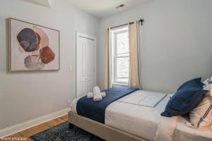 1 dormitorio con cama y ventana en 2 Bed l 5 min from Med District l Free Parking, en Chicago
