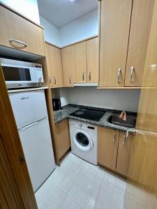 una cocina con lavadora y secadora en Little Horse apartments 1, en Tarragona 10 fotos más