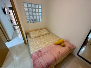 uma pequena cama num canto de um quarto em Little Horse apartments 1 em Tarragona