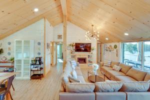 un grand salon avec des canapés et une cheminée dans l'établissement Orwell Cabin on Sunrise Lake with Private Dock and BBQ, à Orwell