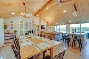 cocina y sala de estar con mesa grande y sillas en Orwell Cabin on Sunrise Lake with Private Dock and BBQ, en Orwell