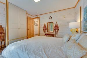 1 dormitorio con 1 cama blanca grande en una habitación en Orwell Cabin on Sunrise Lake with Private Dock and BBQ, en Orwell