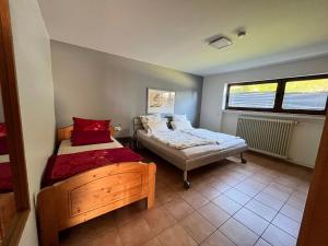 1 dormitorio con 2 camas y ventana en Ferienwohnung Pint, en Bickendorf