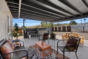 Un balcón o terraza en Desert Serenity in Yucca/Joshua Tree w/AC & Fire pit